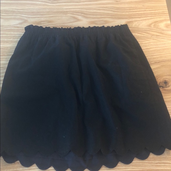 Black Banana Republic skirt! Scalloped bottom - Picture 2 of 2